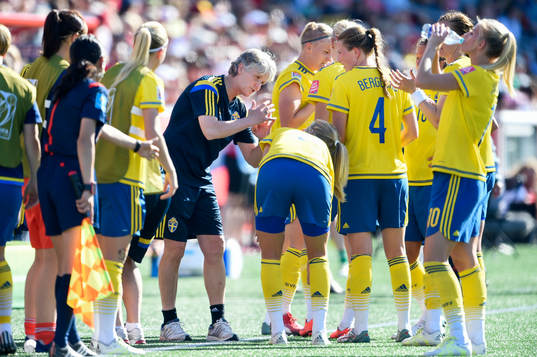 Sveriges förbundskapten Pia Sundhage pratar taktik med
