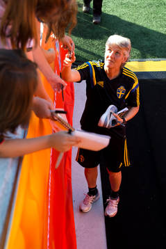 Sveriges förbundskapten Pia Sundhage skriver autografer