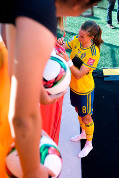 Sveriges Lotta Schelin skriver autografer