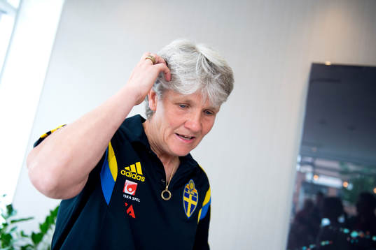 Sveriges förbundskapten Pia Sundhage blir intervjuad