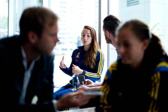 Sveriges Kosovare Asllani blir intervjuad