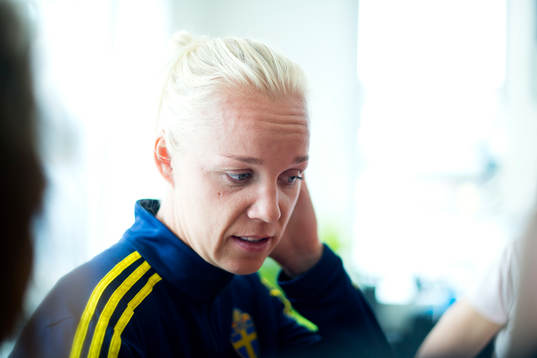 Sveriges Caroline Seger blir intervjuad