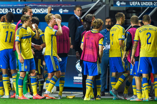 Sveriges spelare dricker vatten före förlängningen