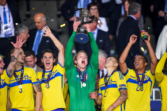 Sveriges målvakt Patrik Carlgren lyfter pokalen