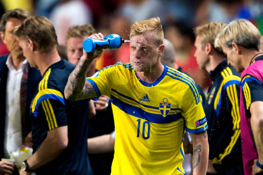Sveriges John Guidetti sprutar vatten i ansiktet