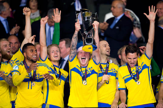 Sveriges John Guidetti höjer pokalen