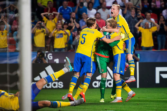 Sveriges John Guidetti firar med sina lagkamrater