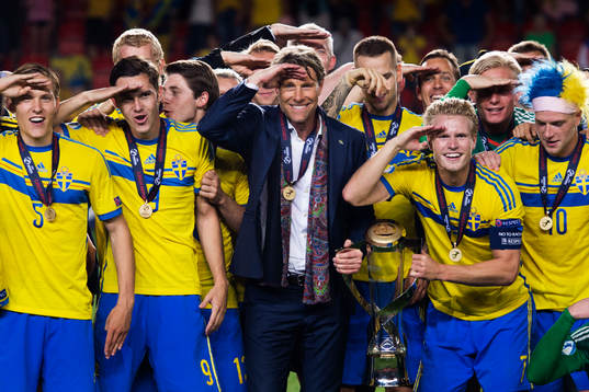 Sveriges förbundskapten Håkan Ericson jublar med laget