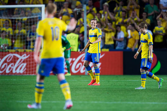 Sveriges Ludwig Augustinsson gestikulerar
