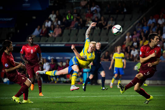 Sveriges John Guidetti skjuter mot mål