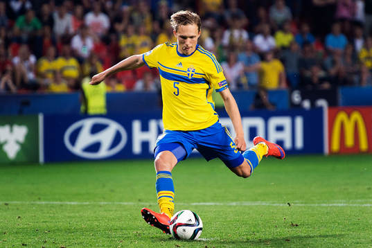 Sveriges Ludwig Augustinsson skjuter straff