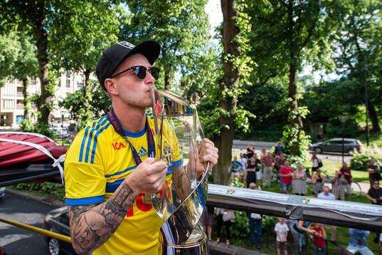 Sveriges John Guidetti med pokalen när Sveriges