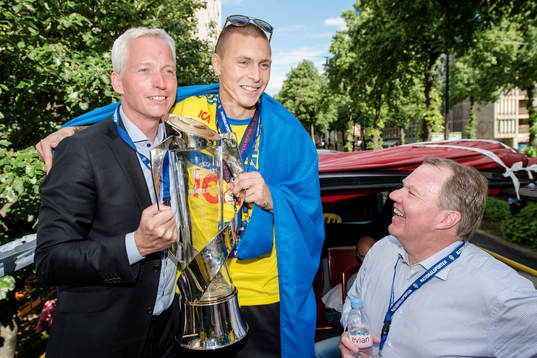 Sveriges Victor Nilsson Lindelöf (mitten) och