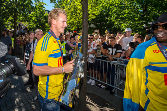 Sveriges Oscar Hiljemark firar med pokalen i