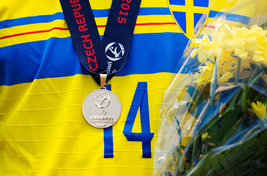 En guldmedalj hänger på Mikael Ishak när Sveriges
