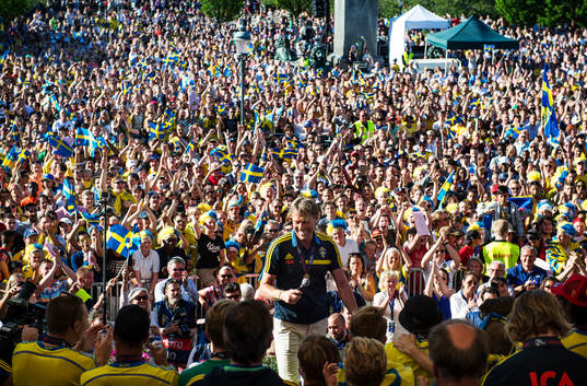 Förbundskapten Håkan Ericson framme på scén när