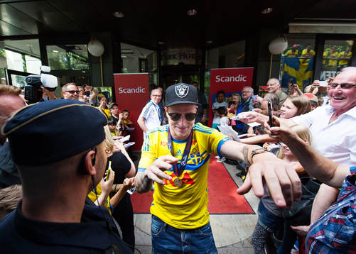 John Guidetti på väg in till spelarbussen när Sveriges