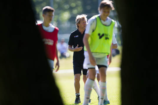 Göteborgs Ingmar Birgetz instruerar sina spelare före en
