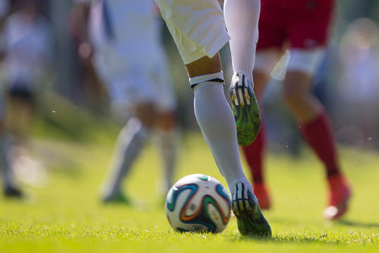 En spelares ben och en fotboll
