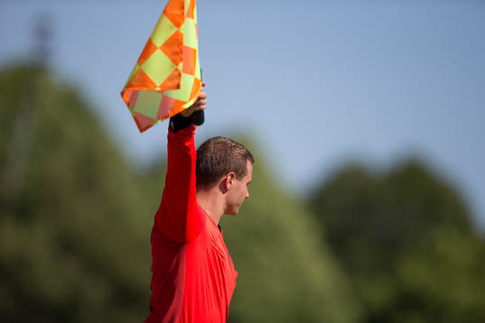 En domare signalerar med sin flagga