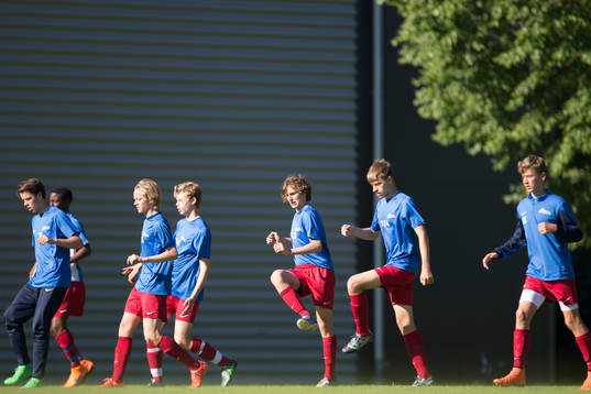 Stockholms spelare värmer upp före en match