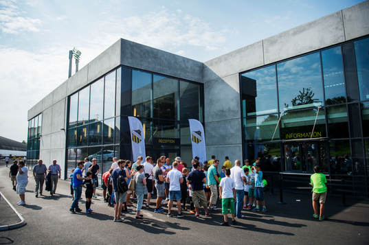 Publiken köar för att komma in i loungen på Bravida Arena