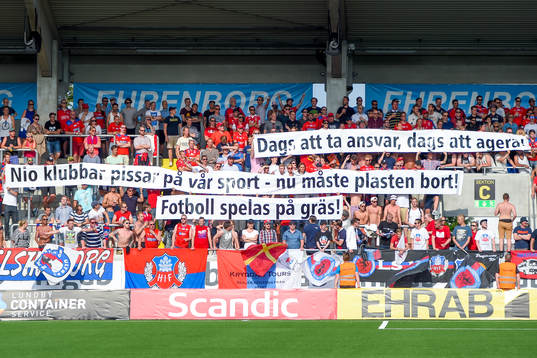 Helsingborgs supportrar med tifo före fotbollsmatchen i