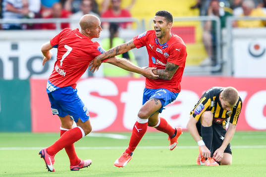 Helsingborgs Victor Palsson firar