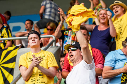 Häckens supportrar firar på läktaren