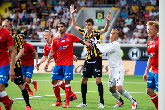 Helsingborgs Victor Palsson (v) och målvakt Pär Hansson