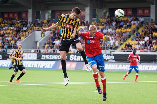 Häckens Alexander Jeremejeff nickar bollen förbi