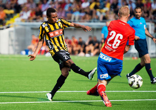 Häckens Nasiru Mohammed skjuter mot mål