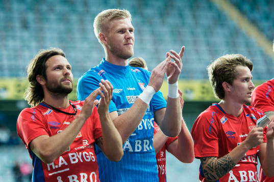 Örgrytes målvakt Fredrik Andersson tackar publiken