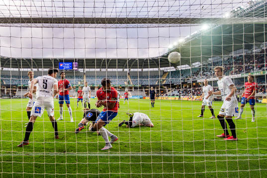 Örgrytes Sebastian Olsson skjuter bollen till 1-0