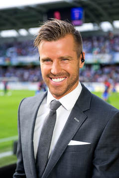 Pontus Farnerud i studion hos Cmore innan fotbollsmatchen i