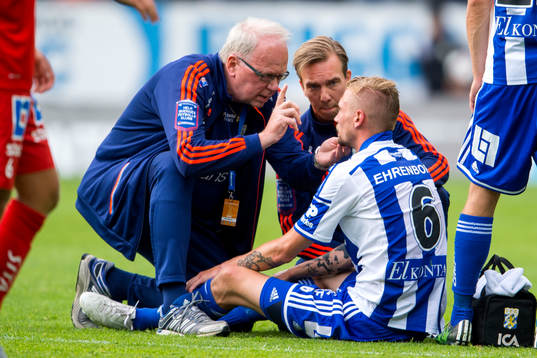IFK Göteborgs Sebastian Eriksson undersöks av läkare