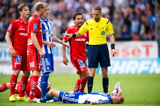 IFK Göteborgs Sebastian Eriksson ligger skadad på planen