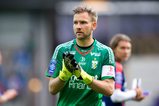 IFK Göteborgs målvakt John Alvbåge tackar publiken