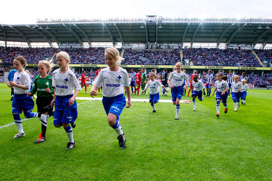 Knattarna springer av planen innan fotbollsmatchen i