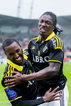 s Henok Goitom och Dickson Etuhu firar Gotioms gjort 1-1