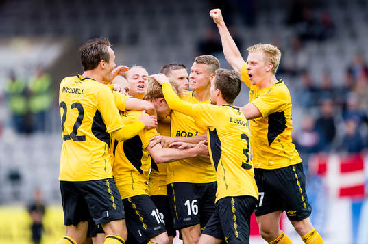 Elfsborgs Simon Lundevall jublar och blir omkramad av laget