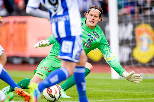 Falkenbergs målvakt Otto Martler räddar skott