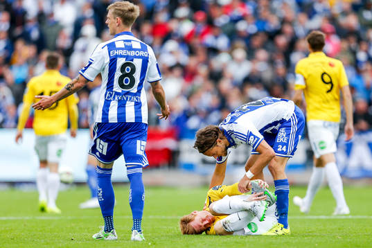 IFK Göteborgs Tom Pettersson kollar läget på Falkenbergs