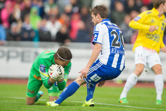 Falkenbergs Målvakt Otto Martler och Göteborgs Viktor