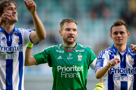 IFK Göteborgs målvakt John Alvbåge dansar och jublar