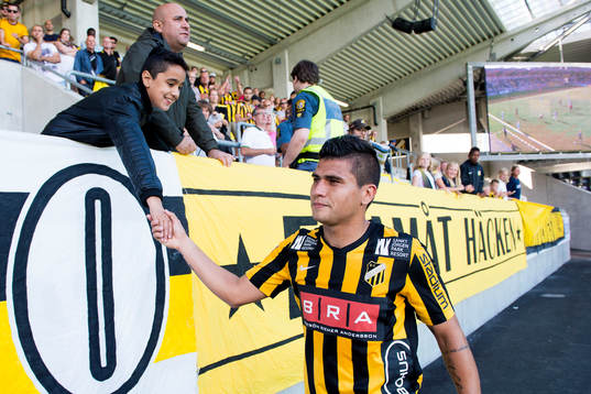 Häckens Paulo de Oliveira tackas av publiken