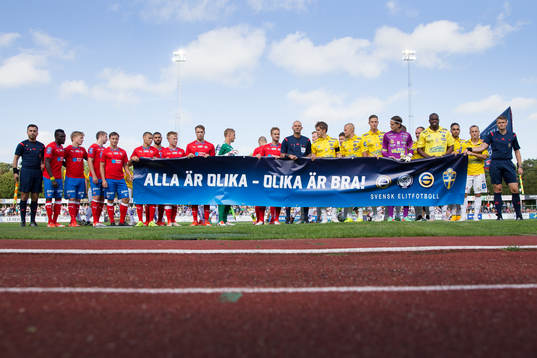Helsingborgs spelare och Falkenbergs spelare samt domare