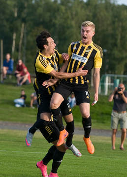 Karim Al Asi och Linus Svensson jublar eftrer 1-0 till IFK