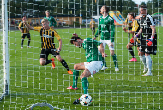 IFK Hässleholms Linus Svensson gör 1-0 i matchen i