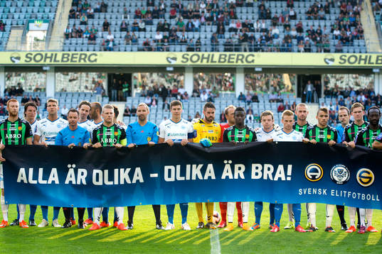 Spelarna håller upp en banderoll med texten "Alla är